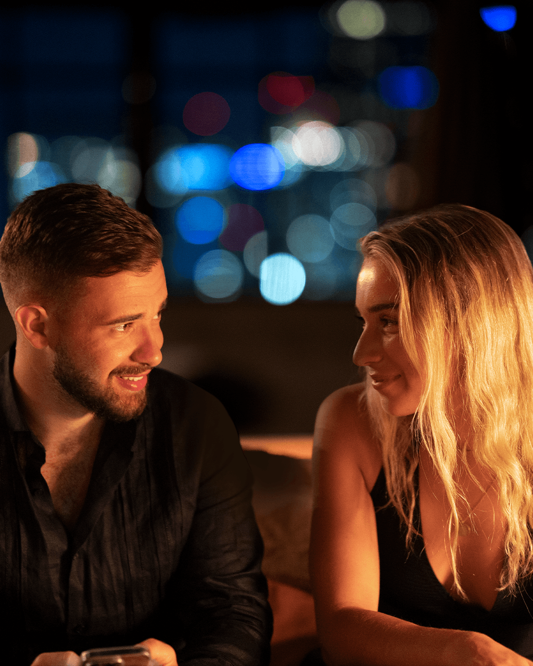 Tino con mujer - Éxito en relaciones