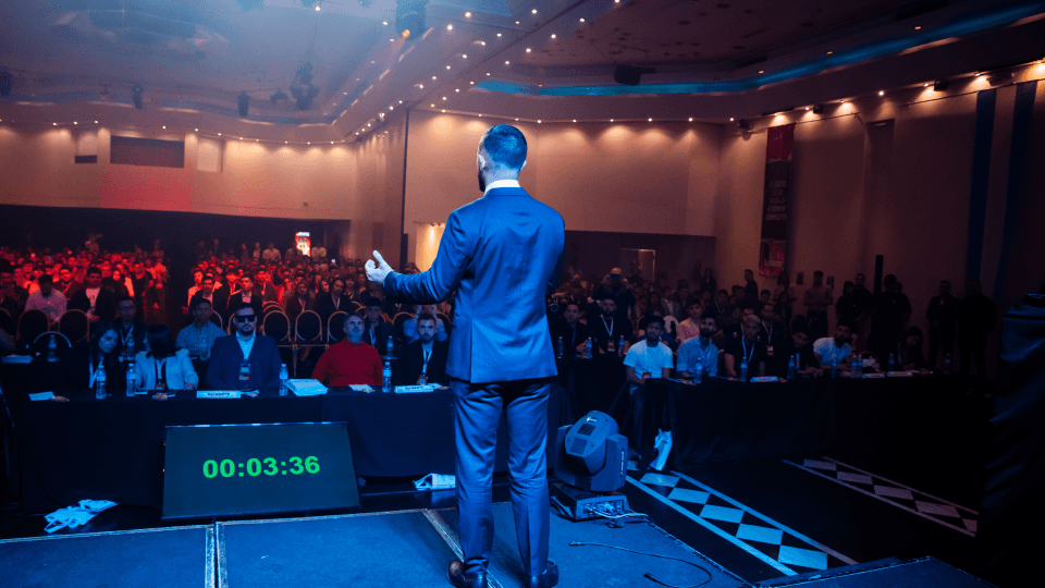 Tino dando conferencia ante 1500 personas